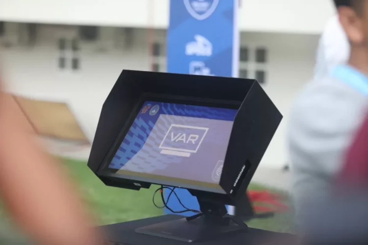 Irfan-Wahyu-Wijanarko-jadi-wasit-yang-akan-pimpin-laga-Persib-Bandung-vs-Persebaya-Surabaya-di-pekan-ke-8-Liga-1-Indonesia-3891360921-750x500